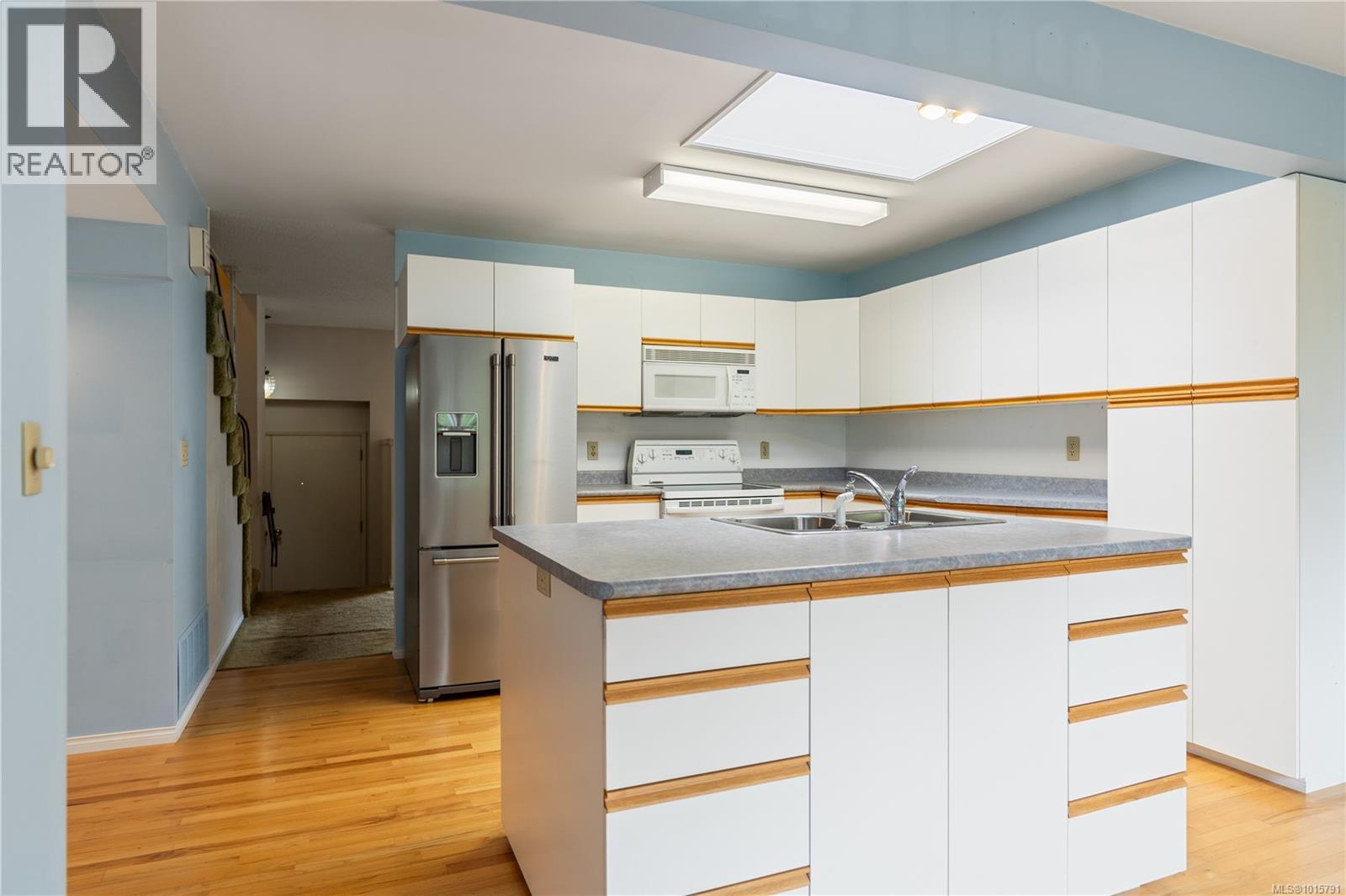  1853 San Lorenzo Avenue, Saanich
