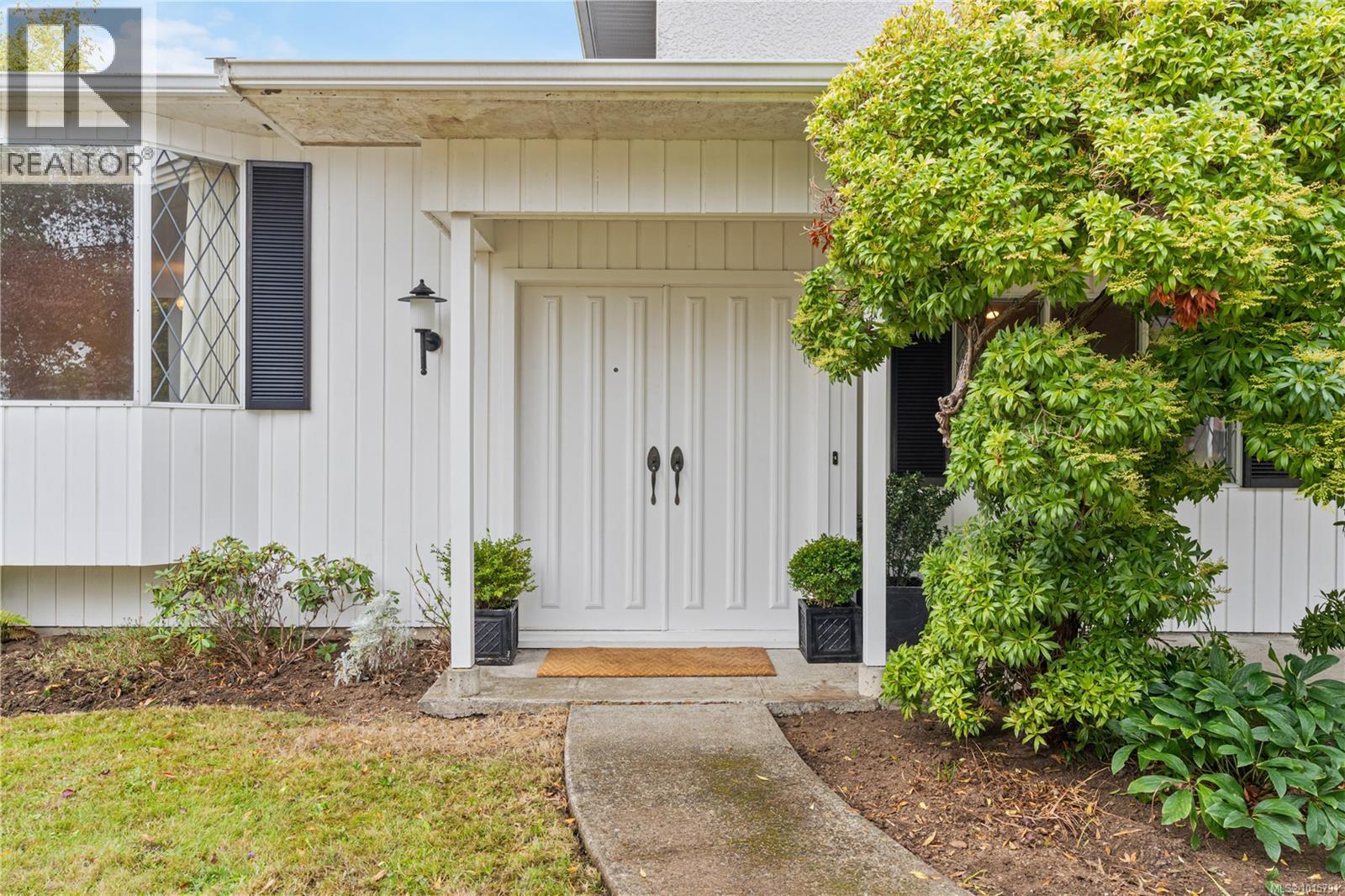 1853 San Lorenzo Avenue, Saanich