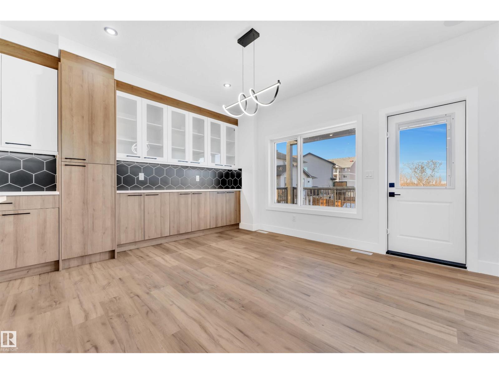 638 Astoria WY, Devon