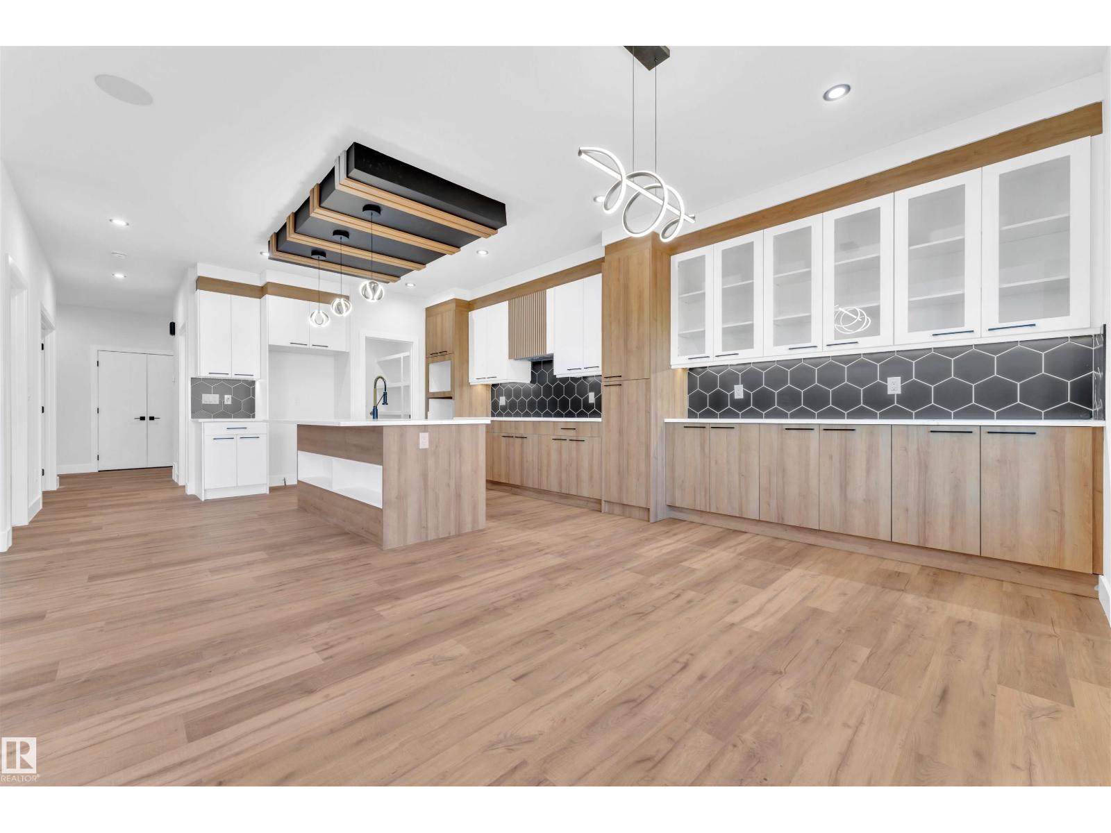 638 Astoria WY, Devon