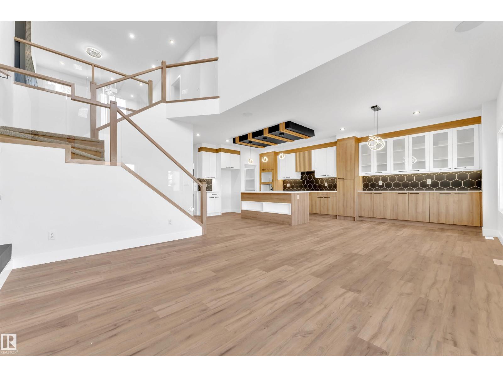 638 Astoria WY, Devon