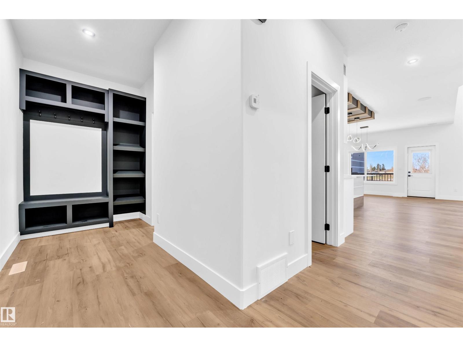 638 Astoria WY, Devon