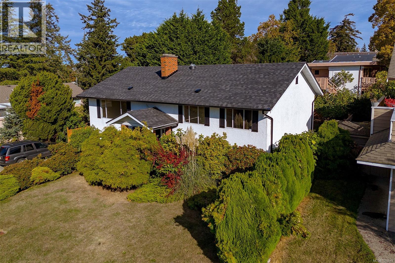  1814 Hillcrest Avenue, Saanich