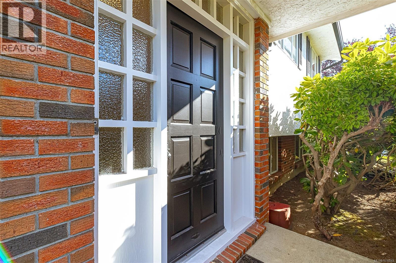  1814 Hillcrest Avenue, Saanich