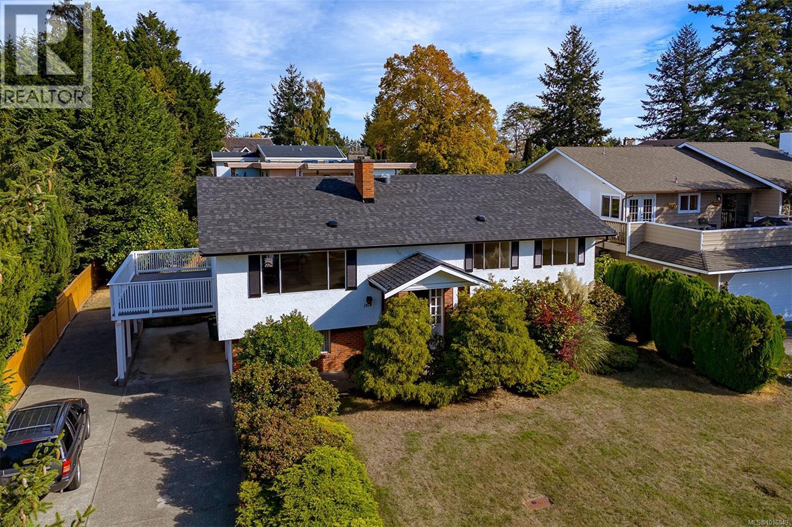  1814 Hillcrest Avenue, Saanich