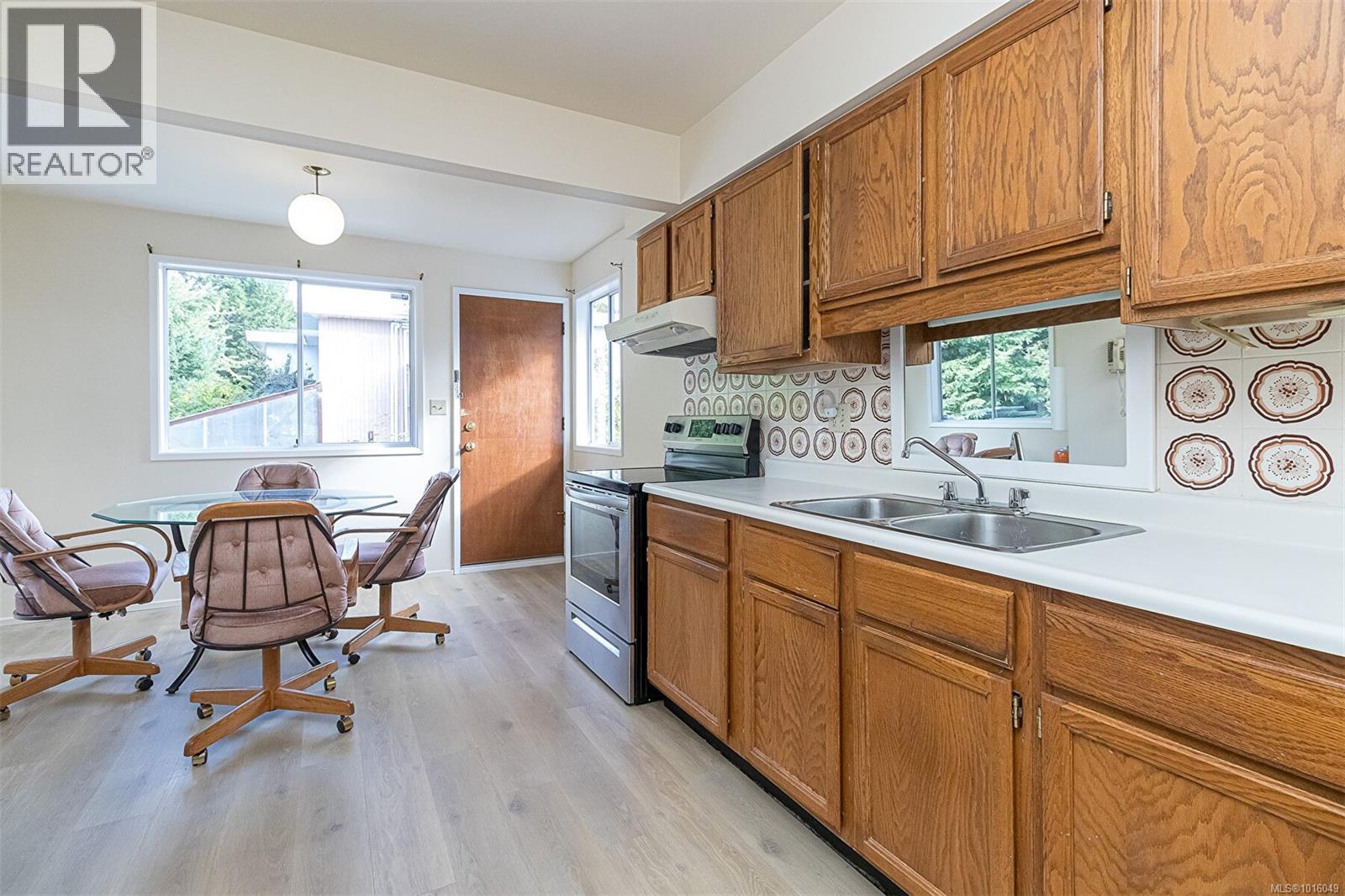  1814 Hillcrest Avenue, Saanich