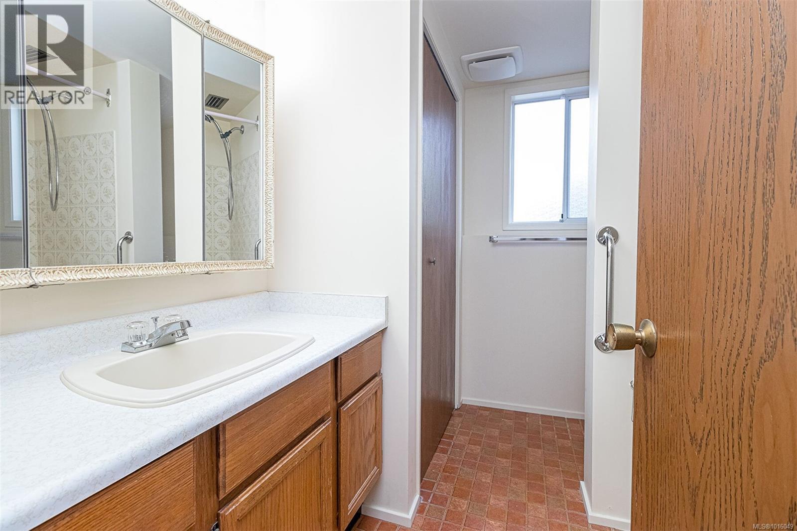 1814 Hillcrest Avenue, Saanich