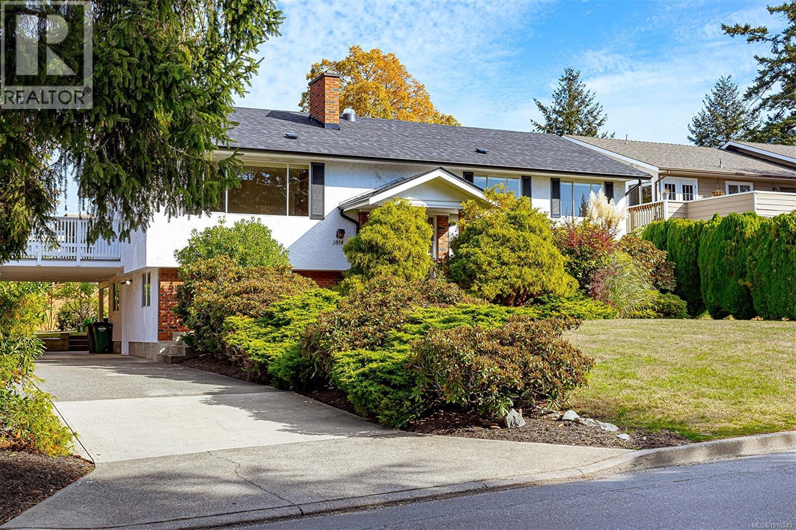  1814 Hillcrest Avenue, Saanich