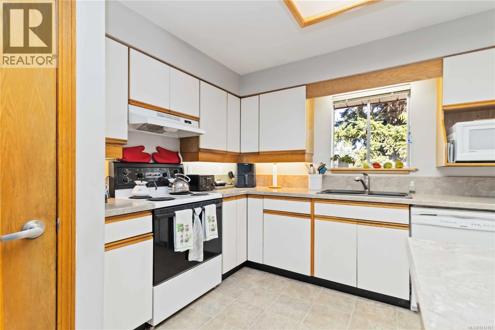  966 Jenkins Avenue, Langford