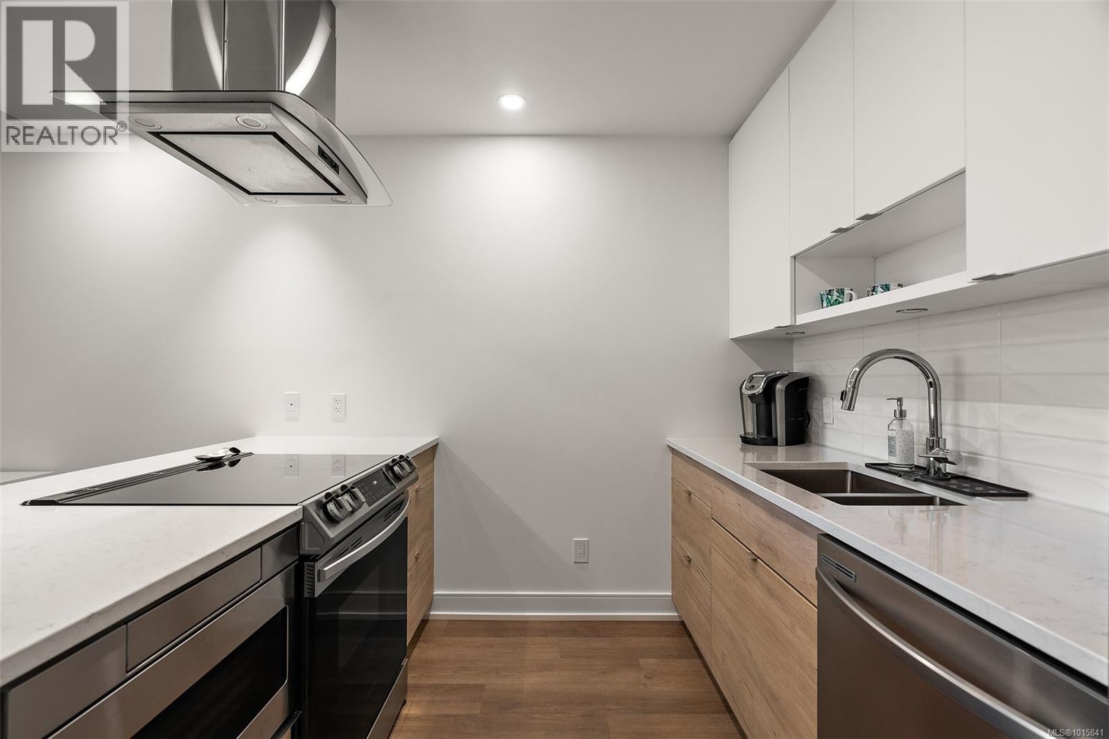 807 1628 Store Street, Victoria