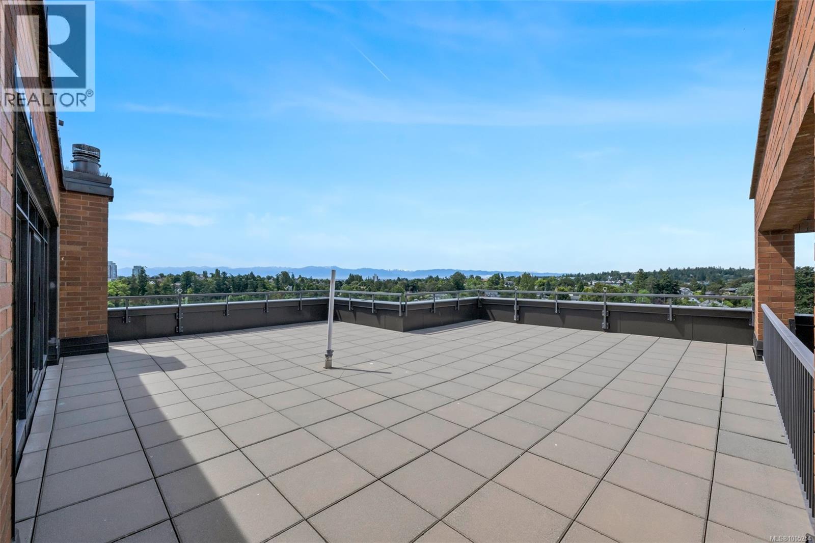 206 103 Gorge Road East, Saanich