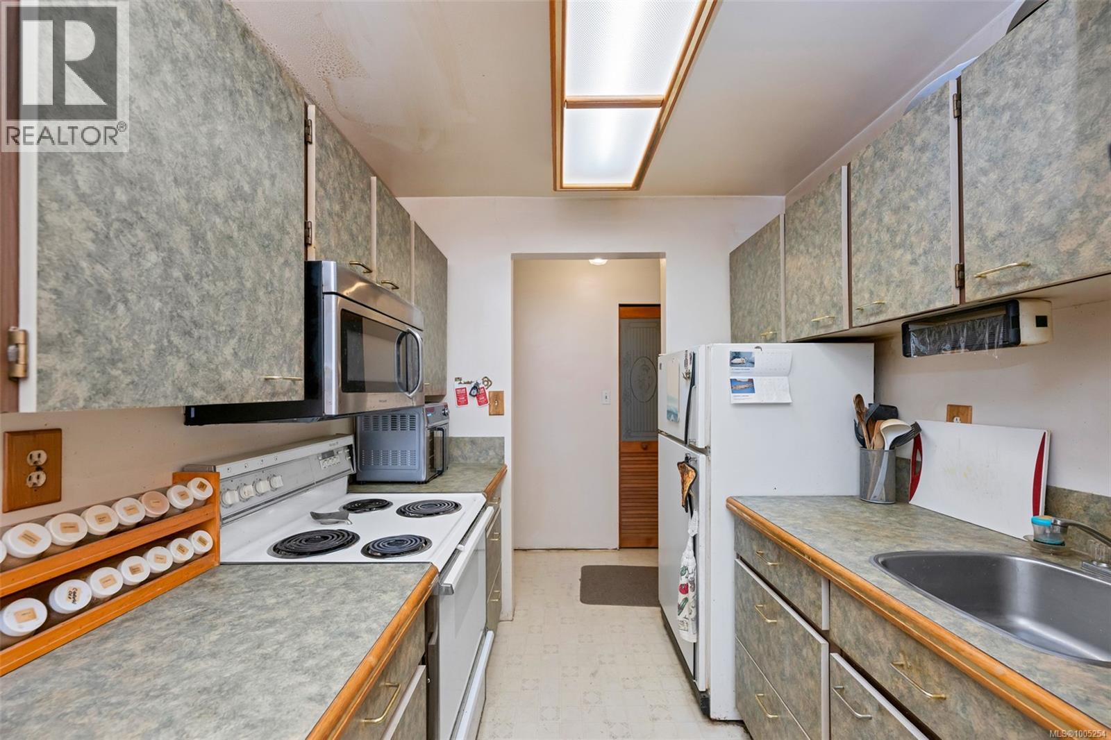 206 103 Gorge Road East, Saanich