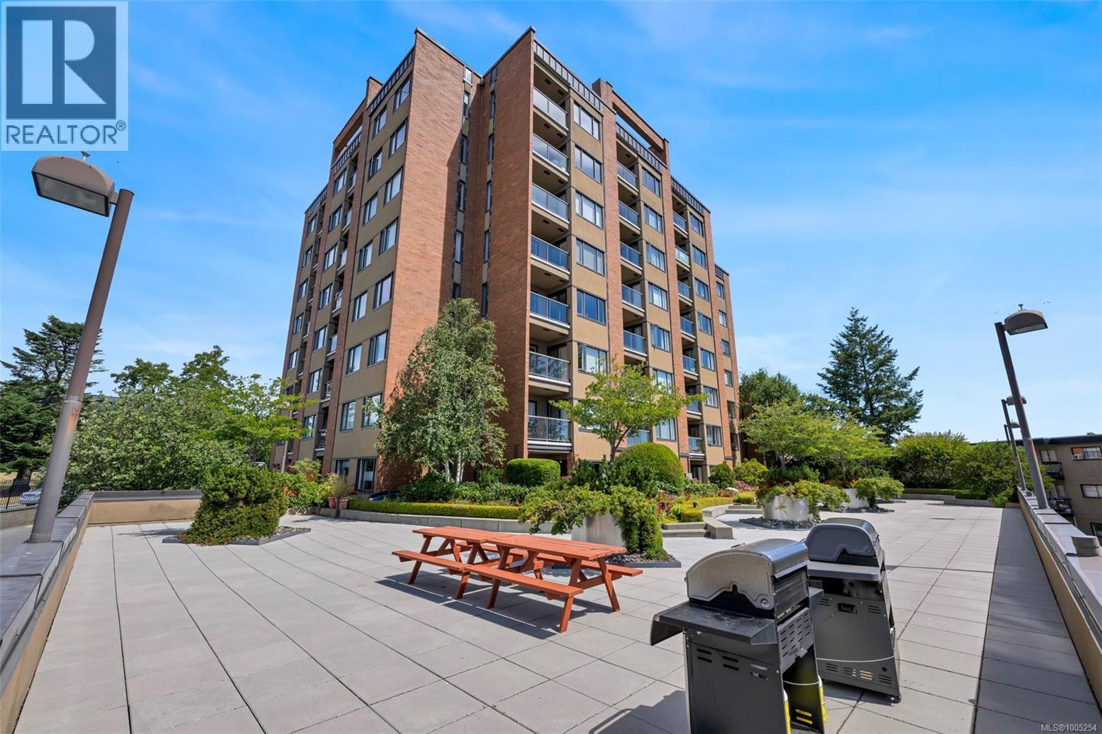 206 103 Gorge Road East, Saanich