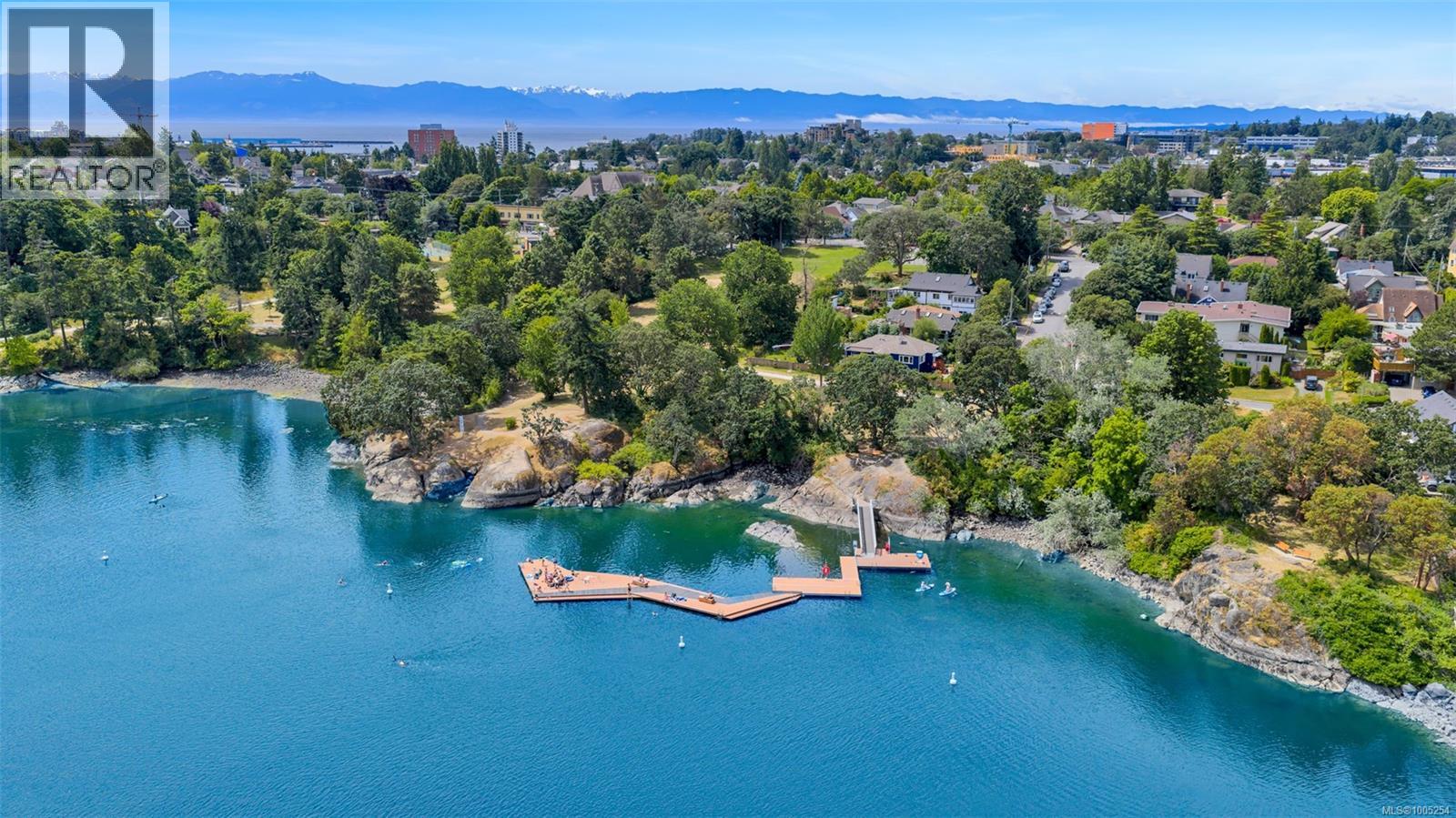 206 103 Gorge Road East, Saanich