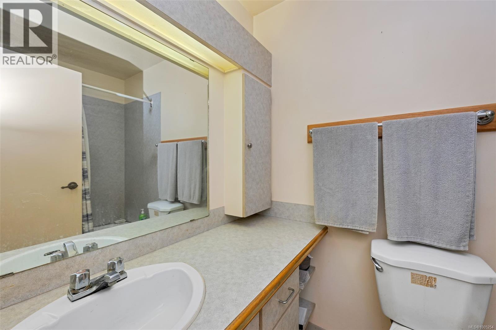 206 103 Gorge Road East, Saanich