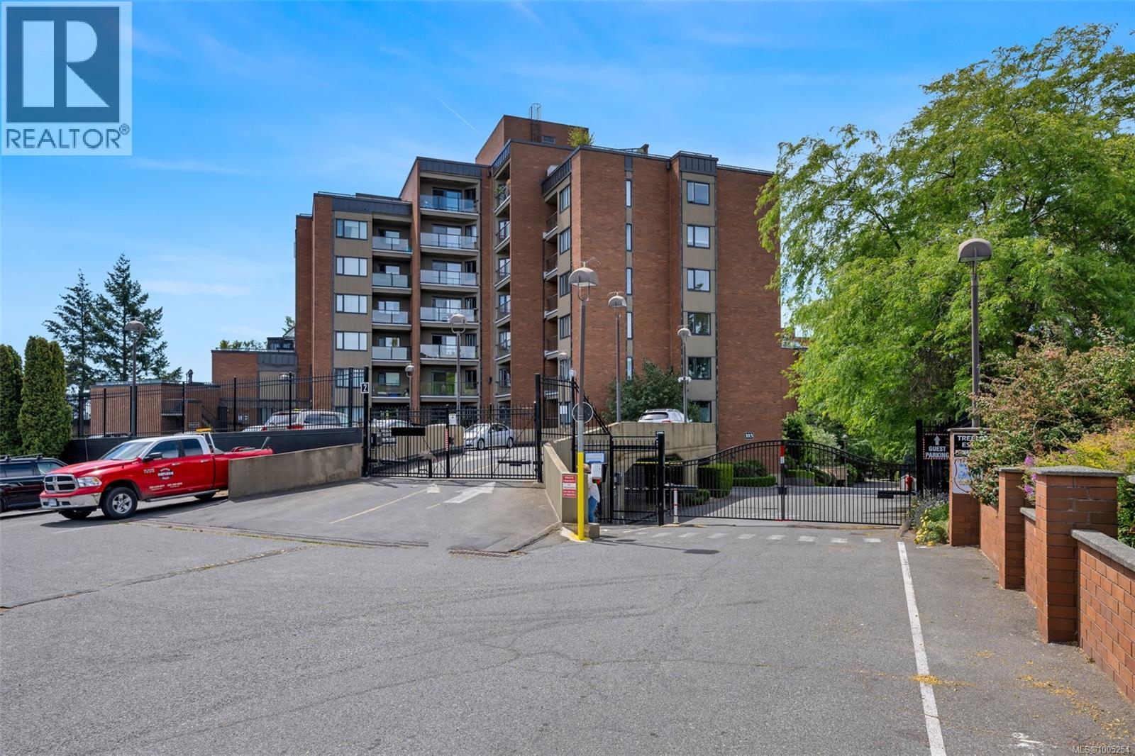 206 103 Gorge Road East, Saanich