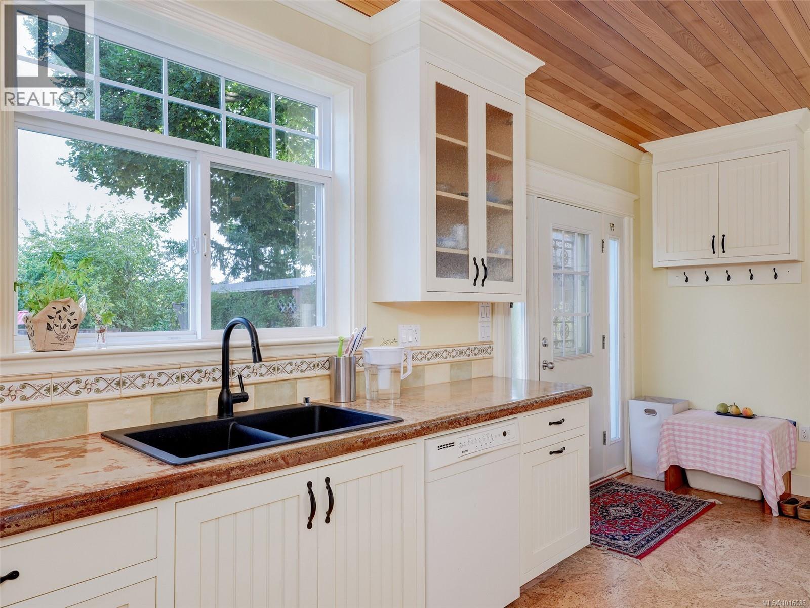  576 Obed Avenue, Saanich