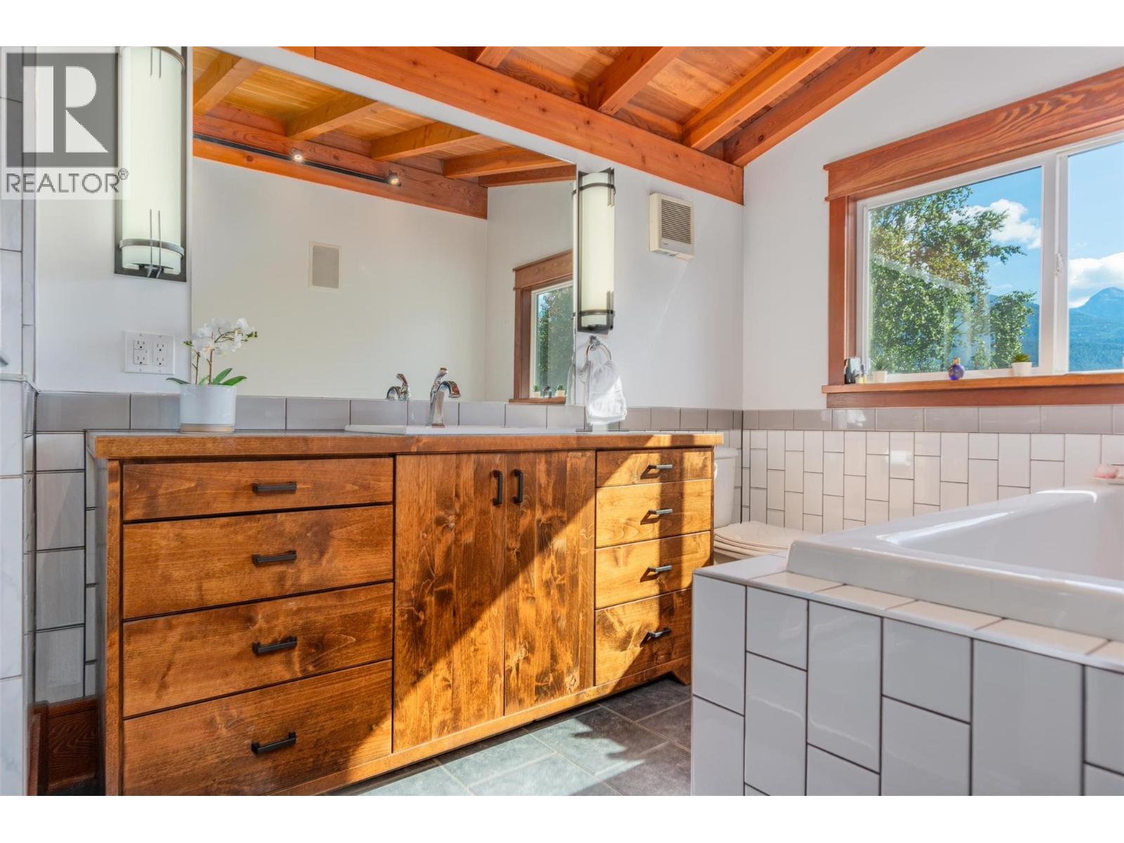 422 VIEW Street, Kaslo