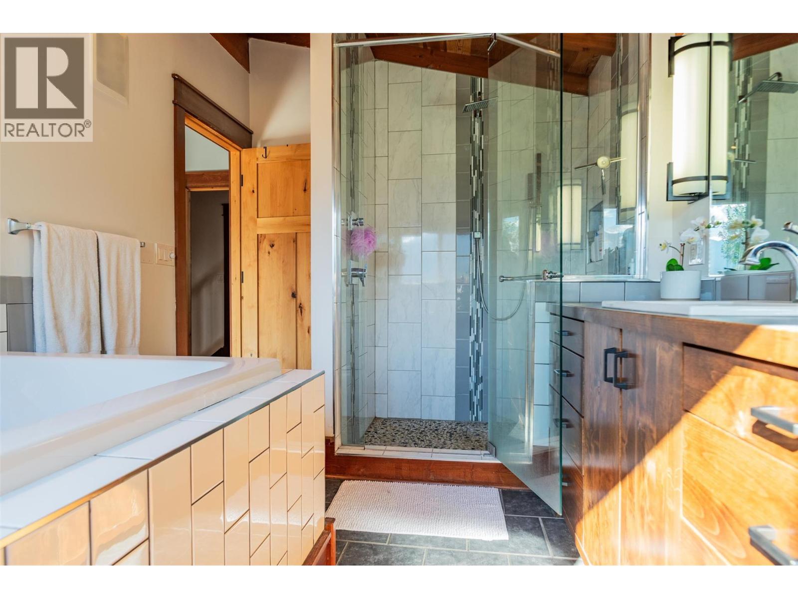 422 VIEW Street, Kaslo