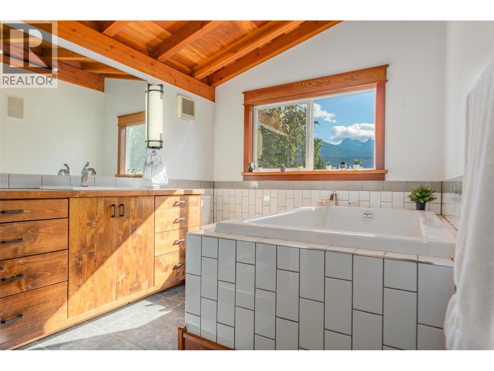422 VIEW Street, Kaslo