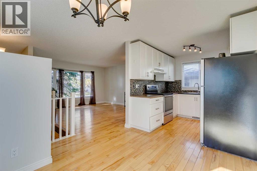 Single Family House Bi-level for Sale in  Sunbank Way SE Sundance Calgary 