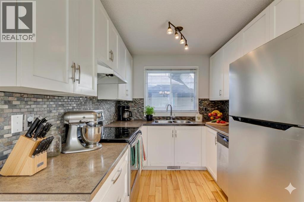 Single Family House Bi-level for Sale in  Sunbank Way SE Sundance Calgary 