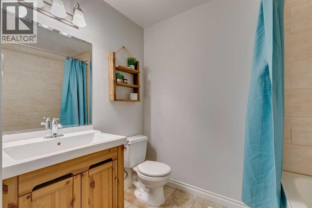 Single Family House Bi-level for Sale in  Sunbank Way SE Sundance Calgary 