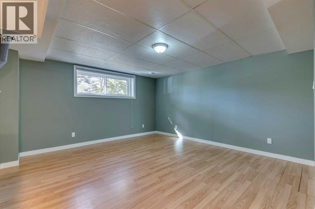 Single Family House Bi-level for Sale in  Sunbank Way SE Sundance Calgary 