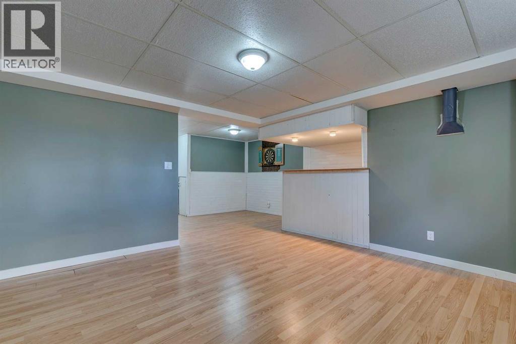 Single Family House Bi-level for Sale in  Sunbank Way SE Sundance Calgary 