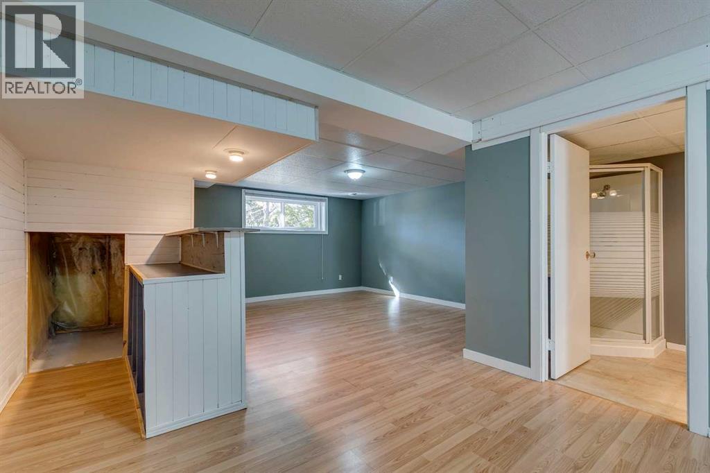 Single Family House Bi-level for Sale in  Sunbank Way SE Sundance Calgary 