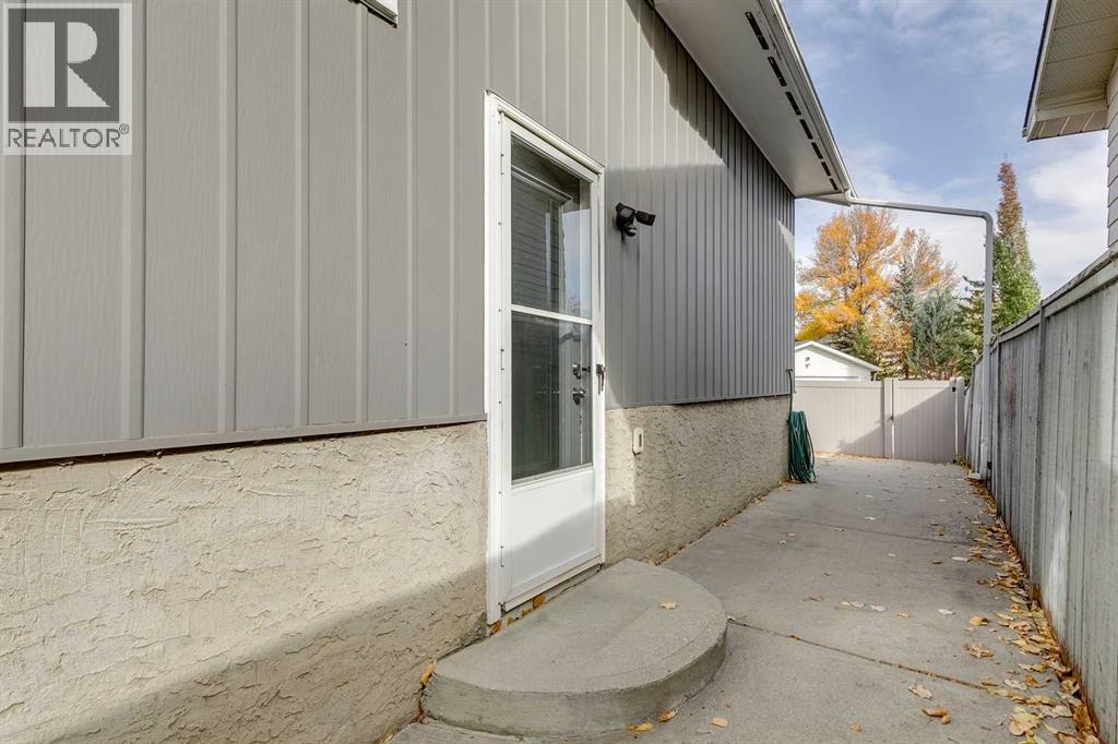 Single Family House Bi-level for Sale in  Sunbank Way SE Sundance Calgary 
