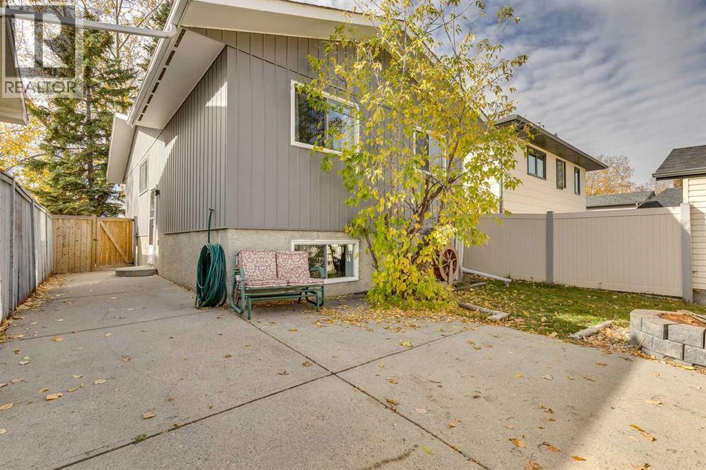 Single Family House Bi-level for Sale in  Sunbank Way SE Sundance Calgary 