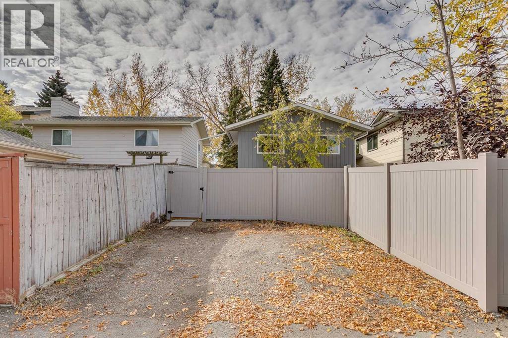 Single Family House Bi-level for Sale in  Sunbank Way SE Sundance Calgary 