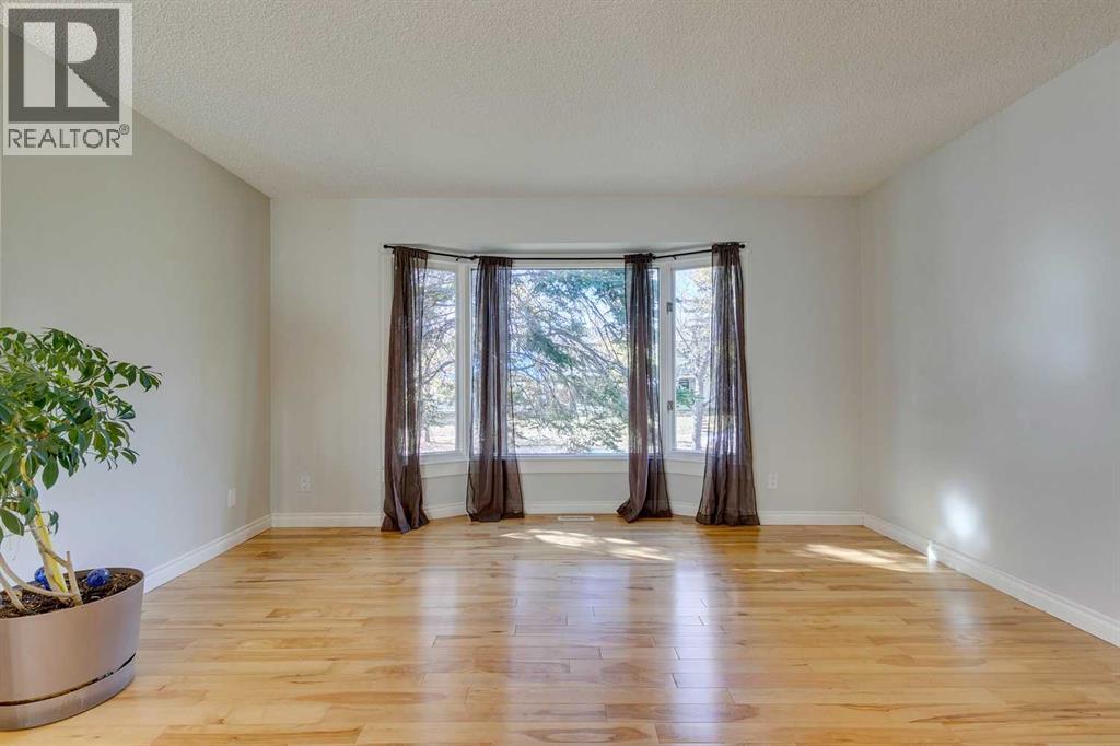 Single Family House Bi-level for Sale in  Sunbank Way SE Sundance Calgary 