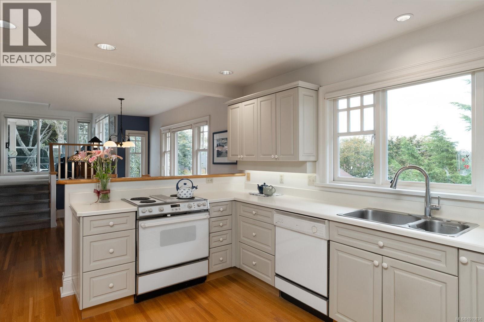  2162 Brighton Avenue, Oak Bay