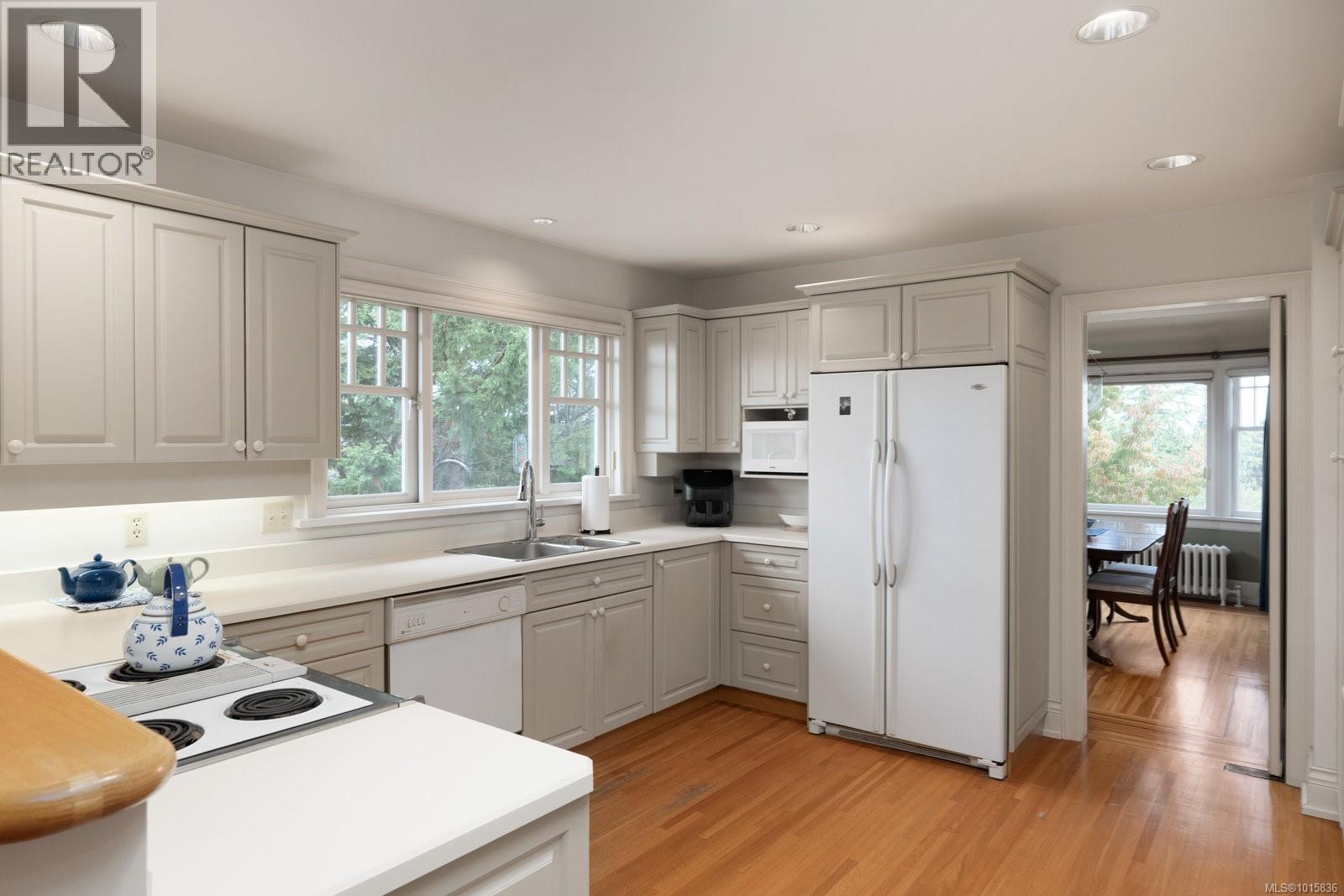  2162 Brighton Avenue, Oak Bay
