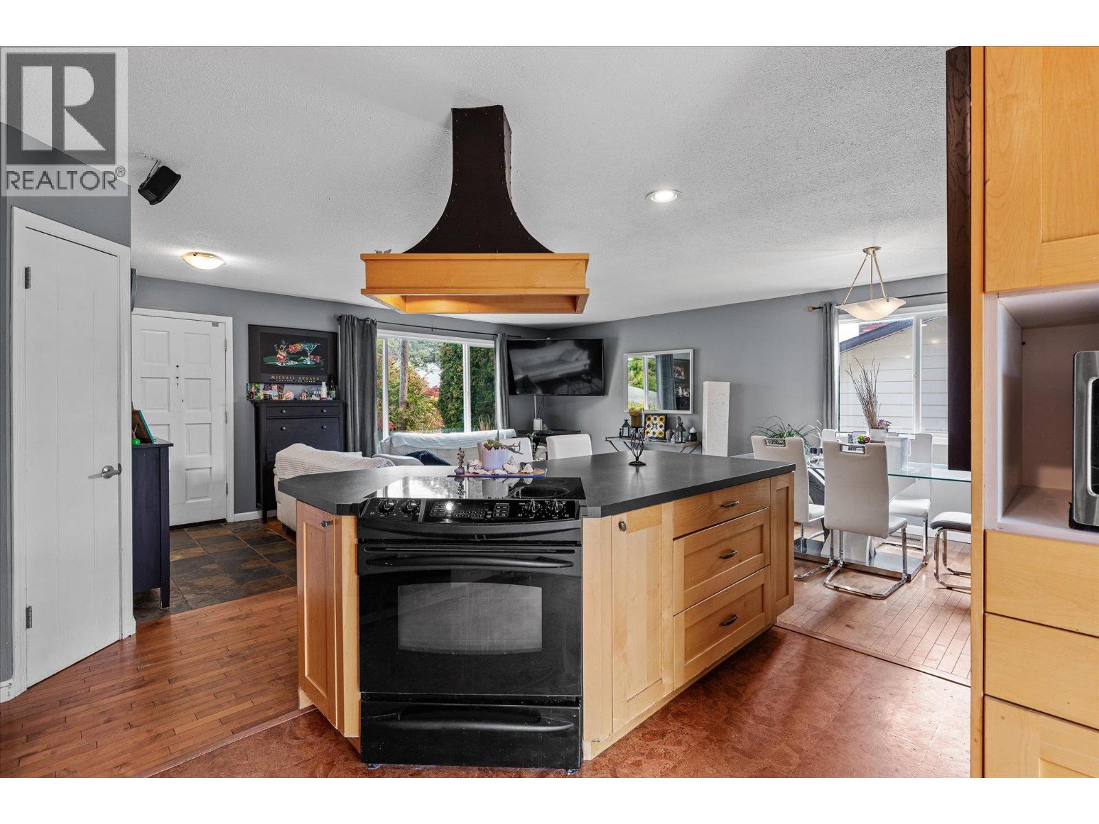  1234 Oswell Drive, Kelowna