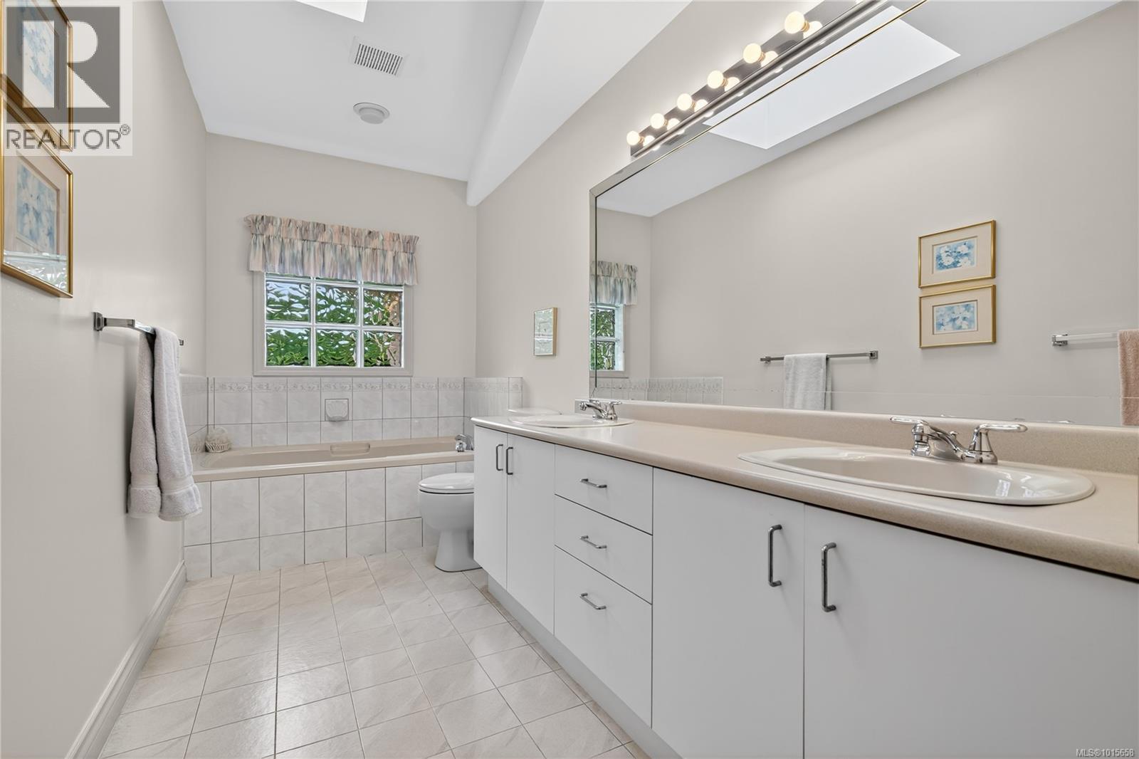 21 4318 Emily Carr Drive, Saanich
