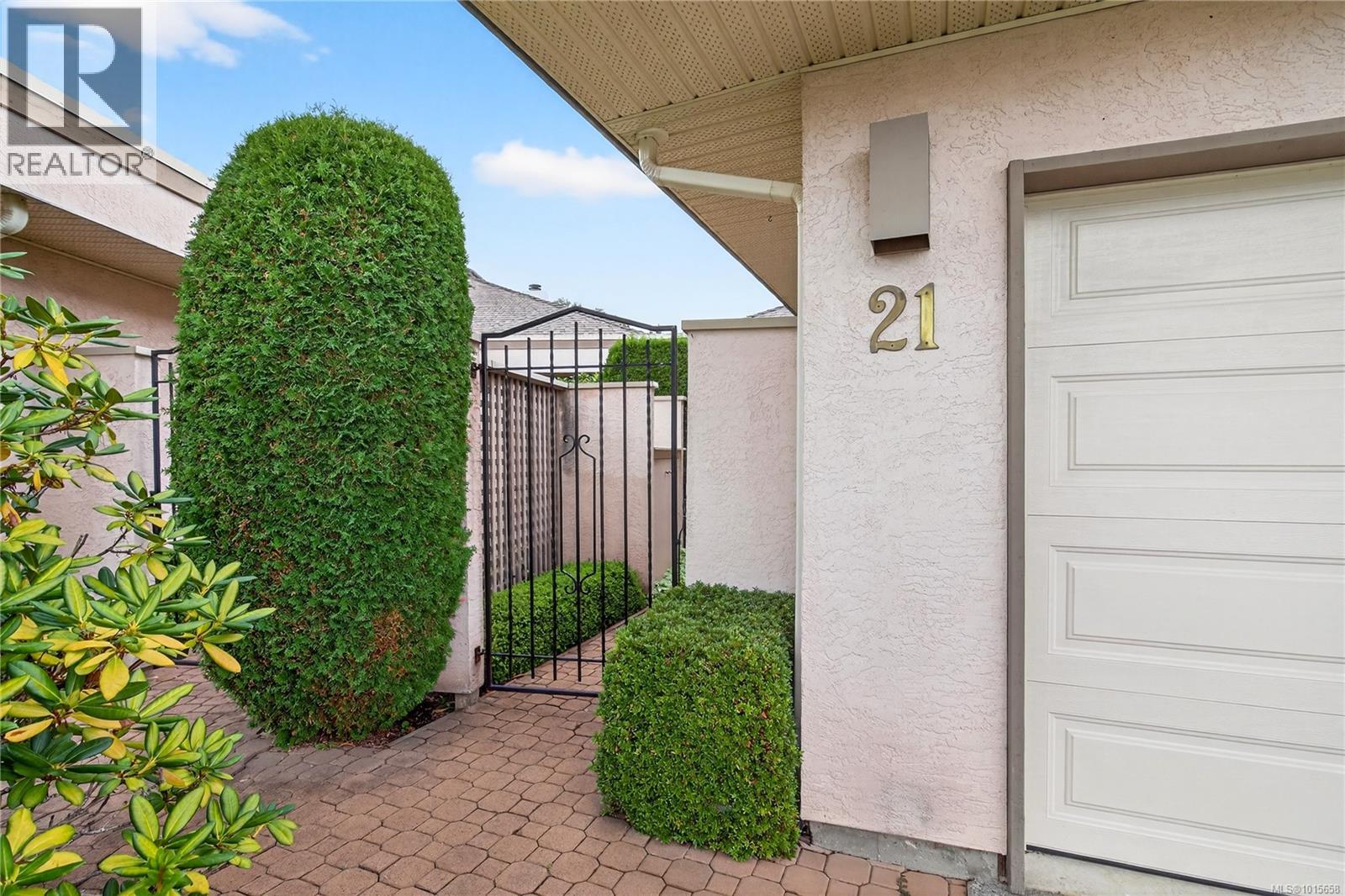 21 4318 Emily Carr Drive, Saanich