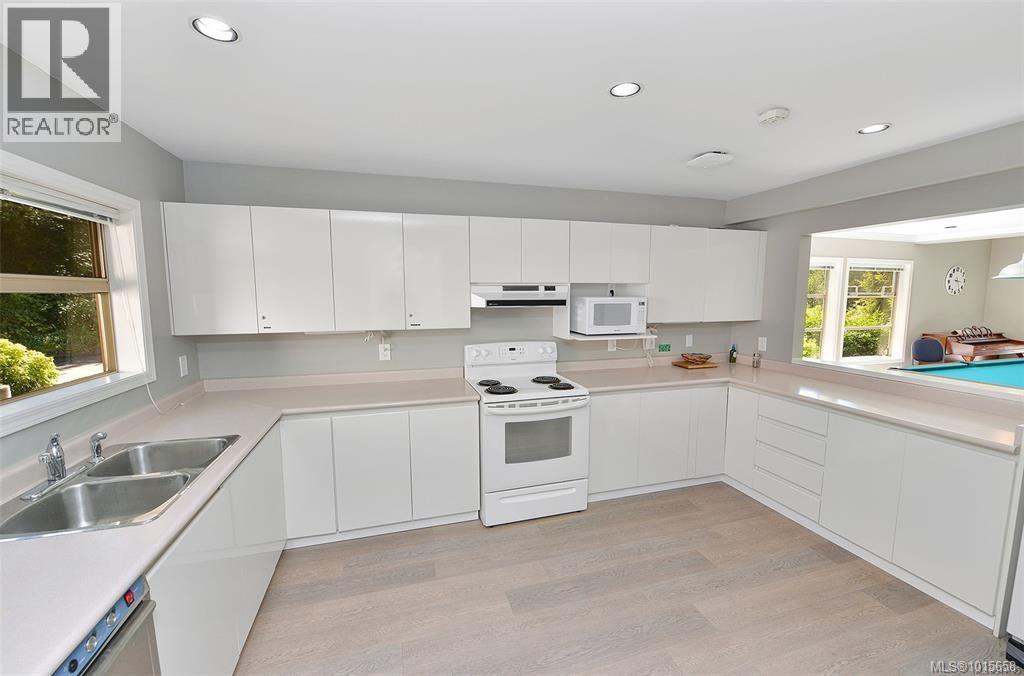 21 4318 Emily Carr Drive, Saanich