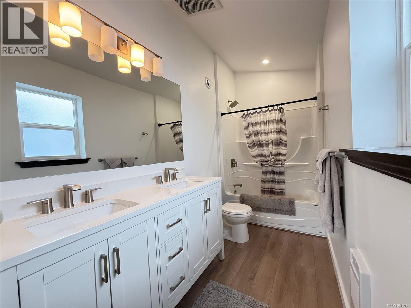 2087 Pioneer Hill Dr, Port McNeill