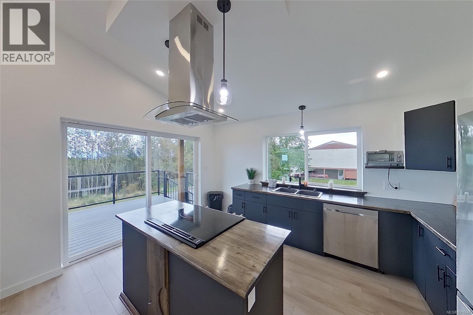 2087 Pioneer Hill Dr, Port McNeill