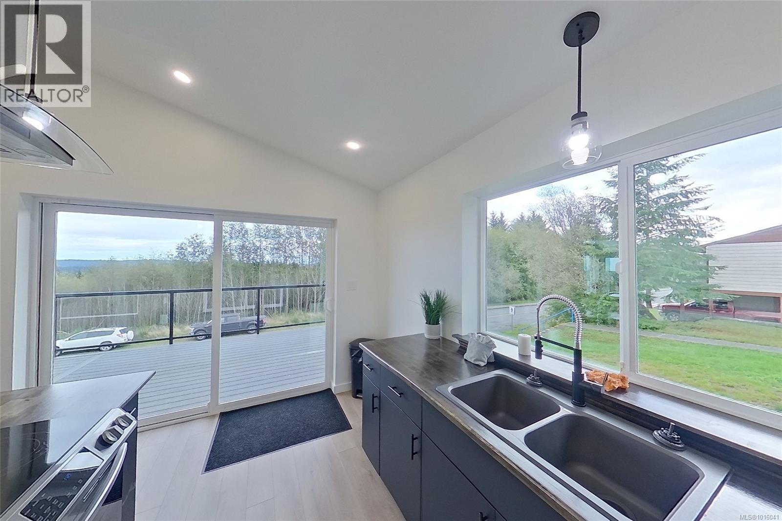 2087 Pioneer Hill Dr, Port McNeill