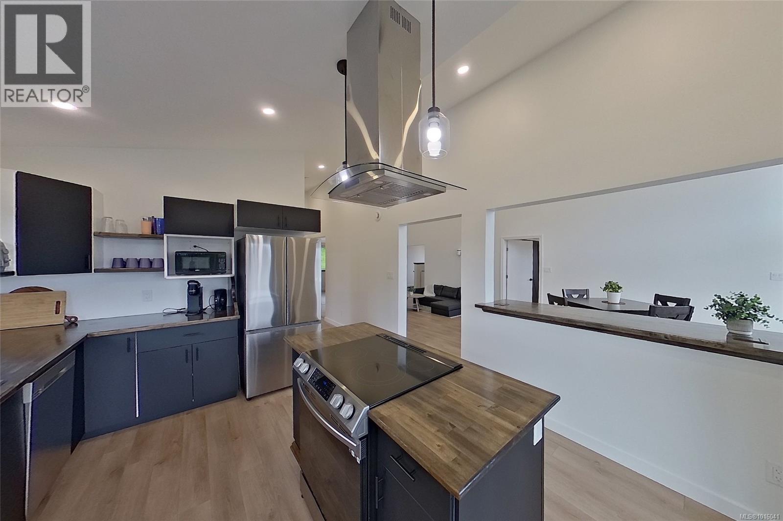 2087 Pioneer Hill Dr, Port McNeill