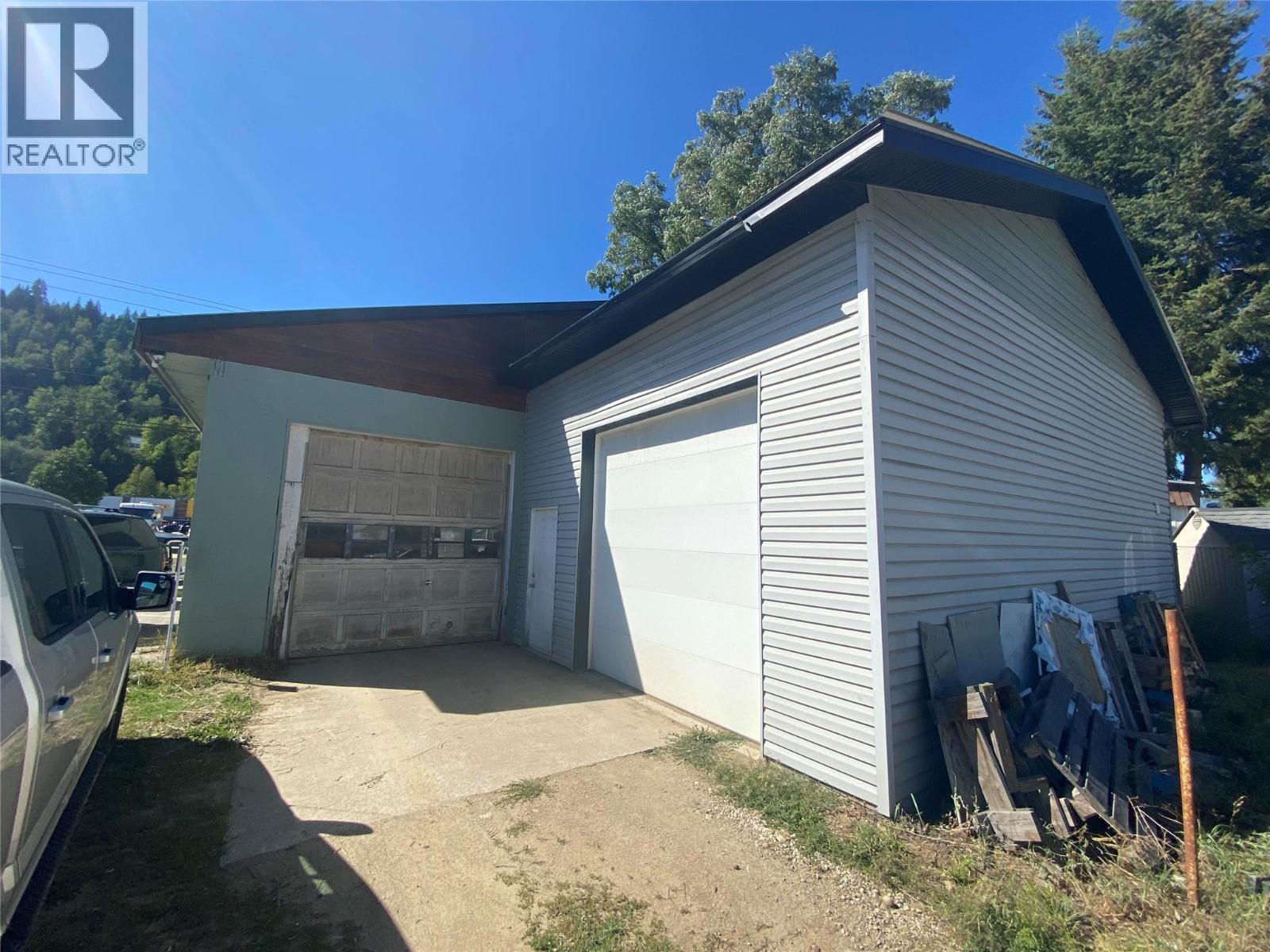  1501 COLUMBIA Avenue, Castlegar