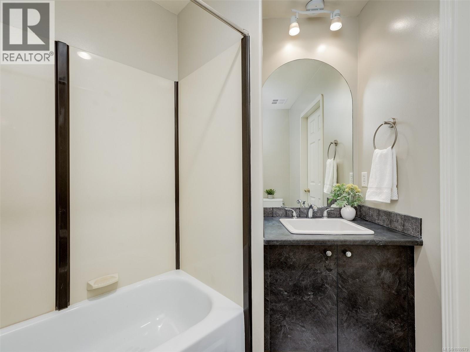 402 1519 Hillside Avenue, Victoria