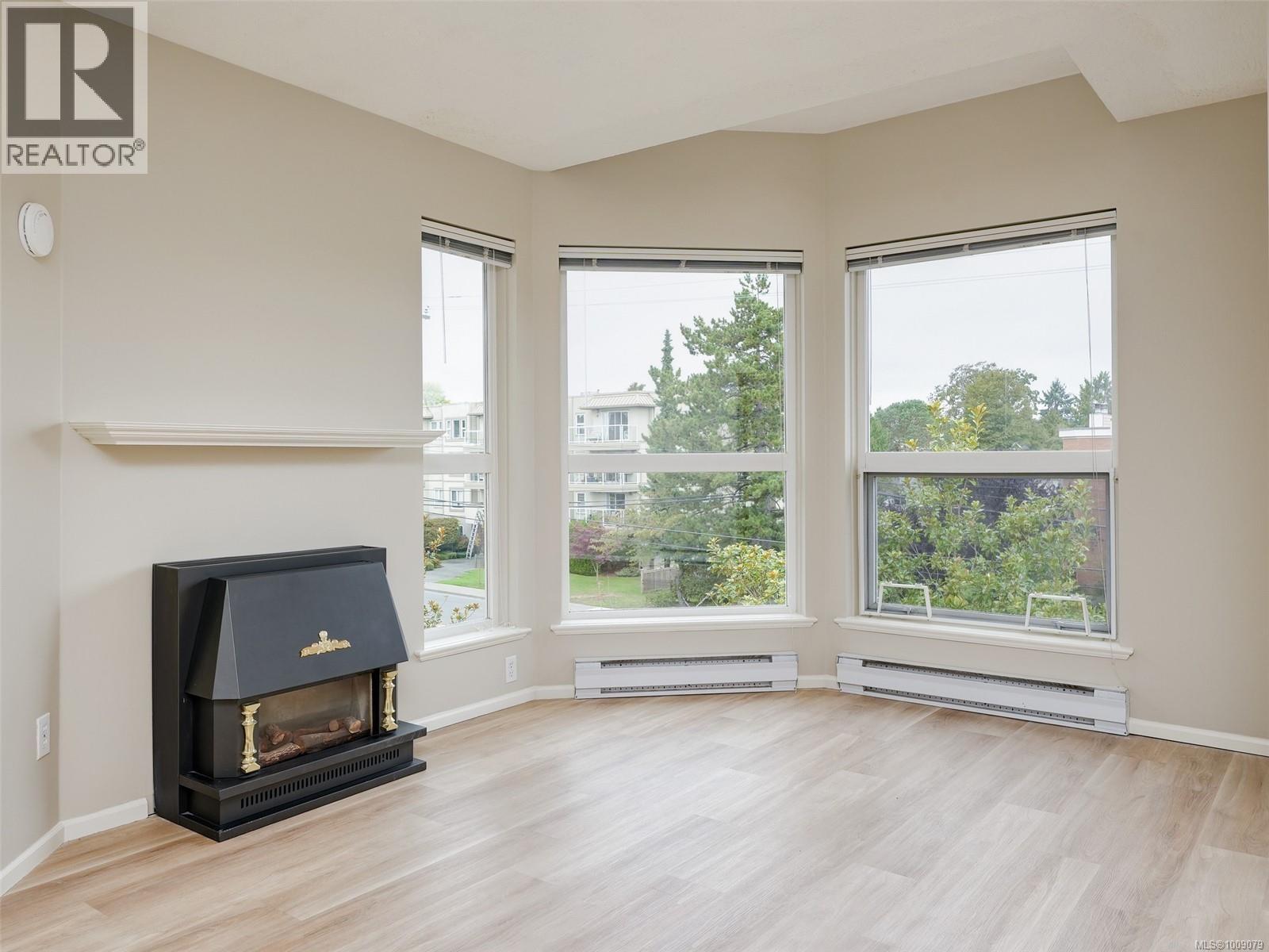 402 1519 Hillside Avenue, Victoria