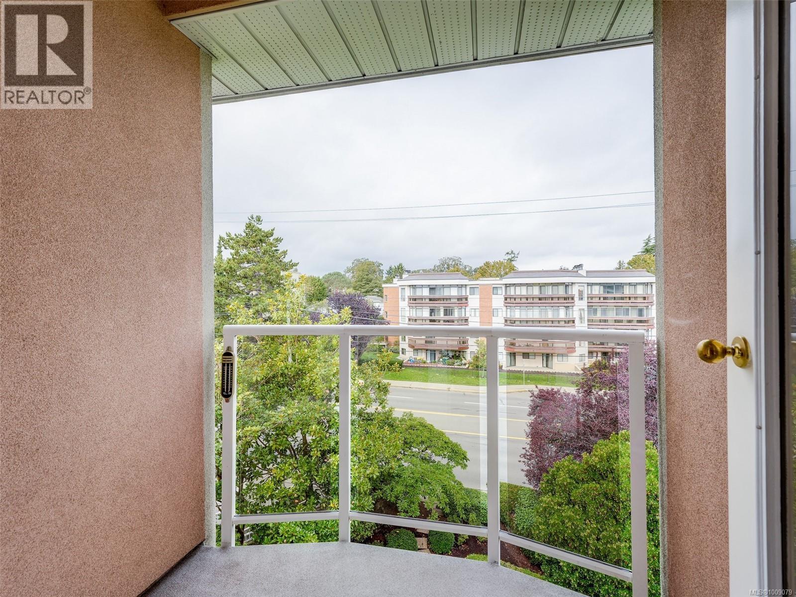 402 1519 Hillside Avenue, Victoria