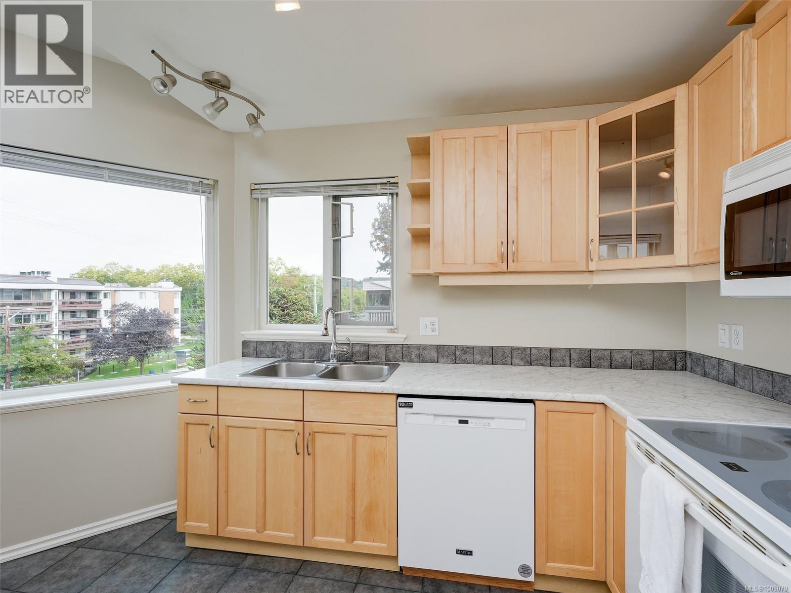 402 1519 Hillside Avenue, Victoria