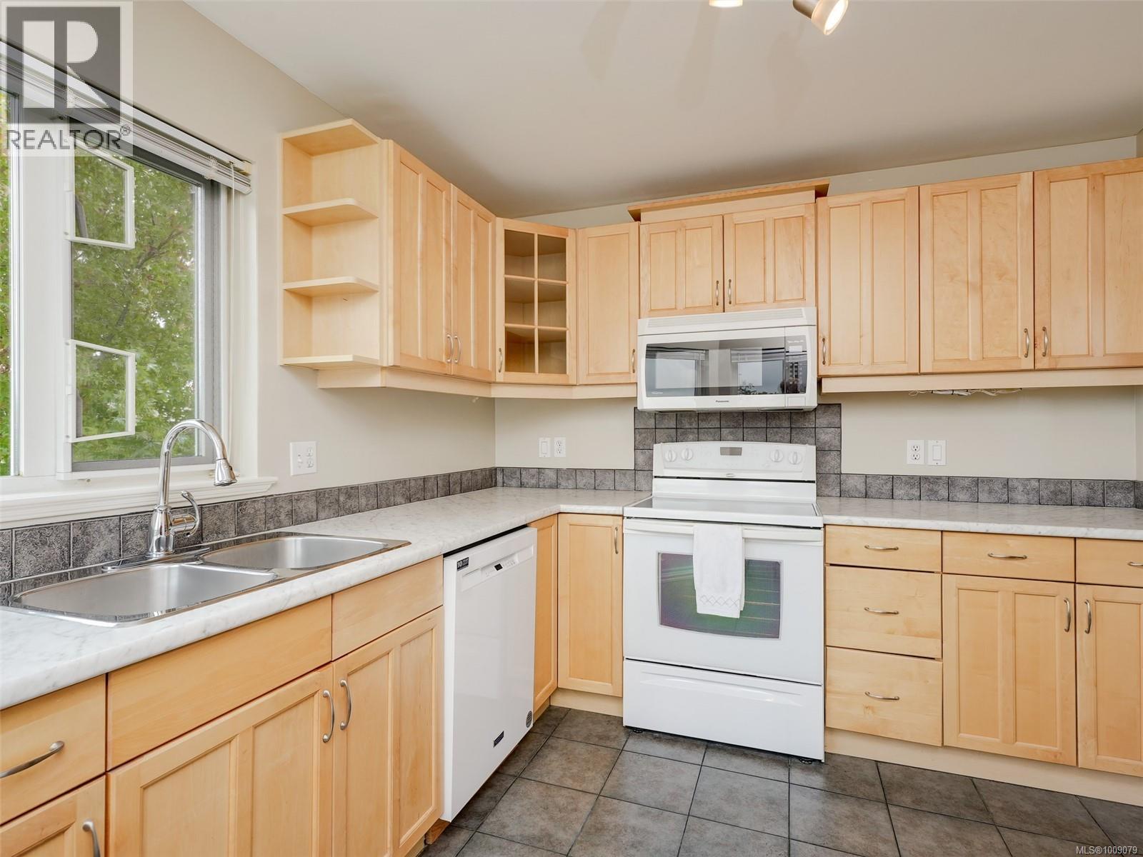 402 1519 Hillside Avenue, Victoria